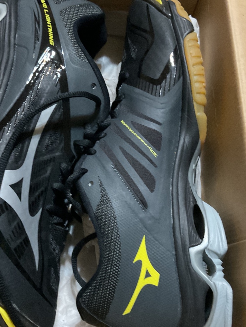 Mizuno volleyball wave lightening sneaker